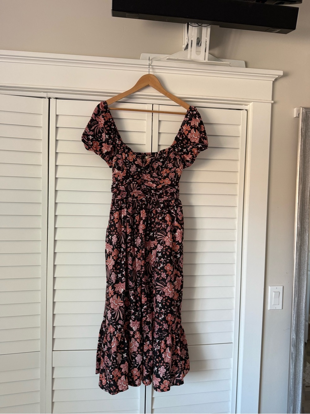 Floral Puff-Sleeve Midi Dress in Black and Rose